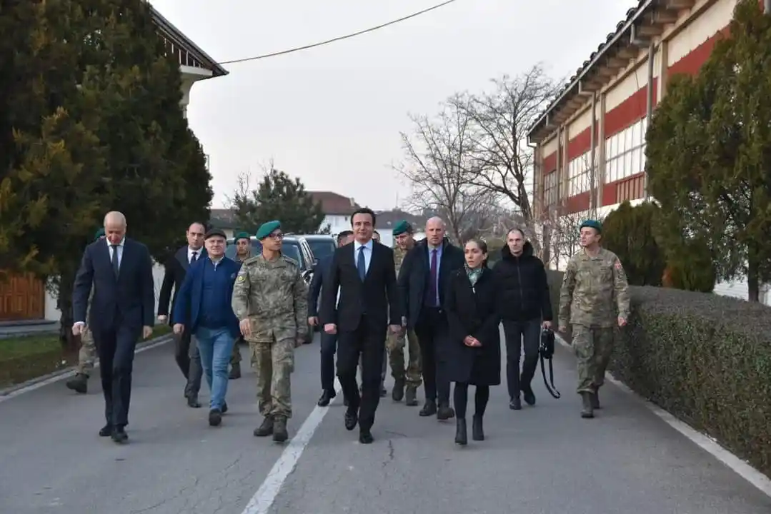 Kosova Başbakanı Kurti, Kosova’daki Türk askerine taziye ziyaretinde bulundu
