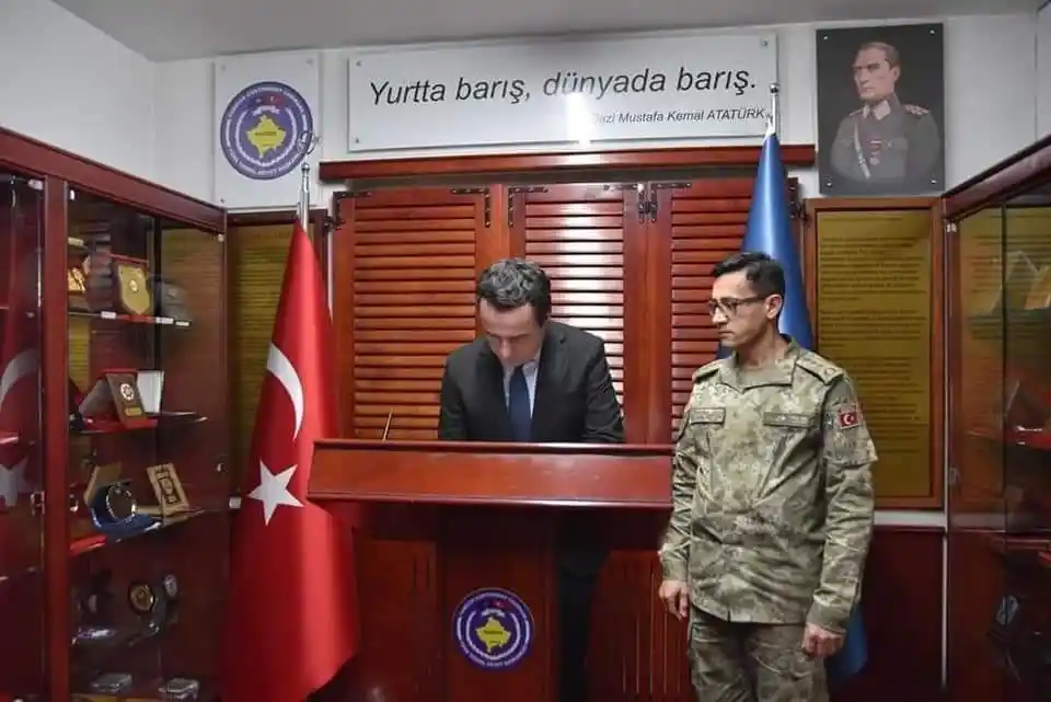 Kosova Başbakanı Kurti, Kosova’daki Türk askerine taziye ziyaretinde bulundu