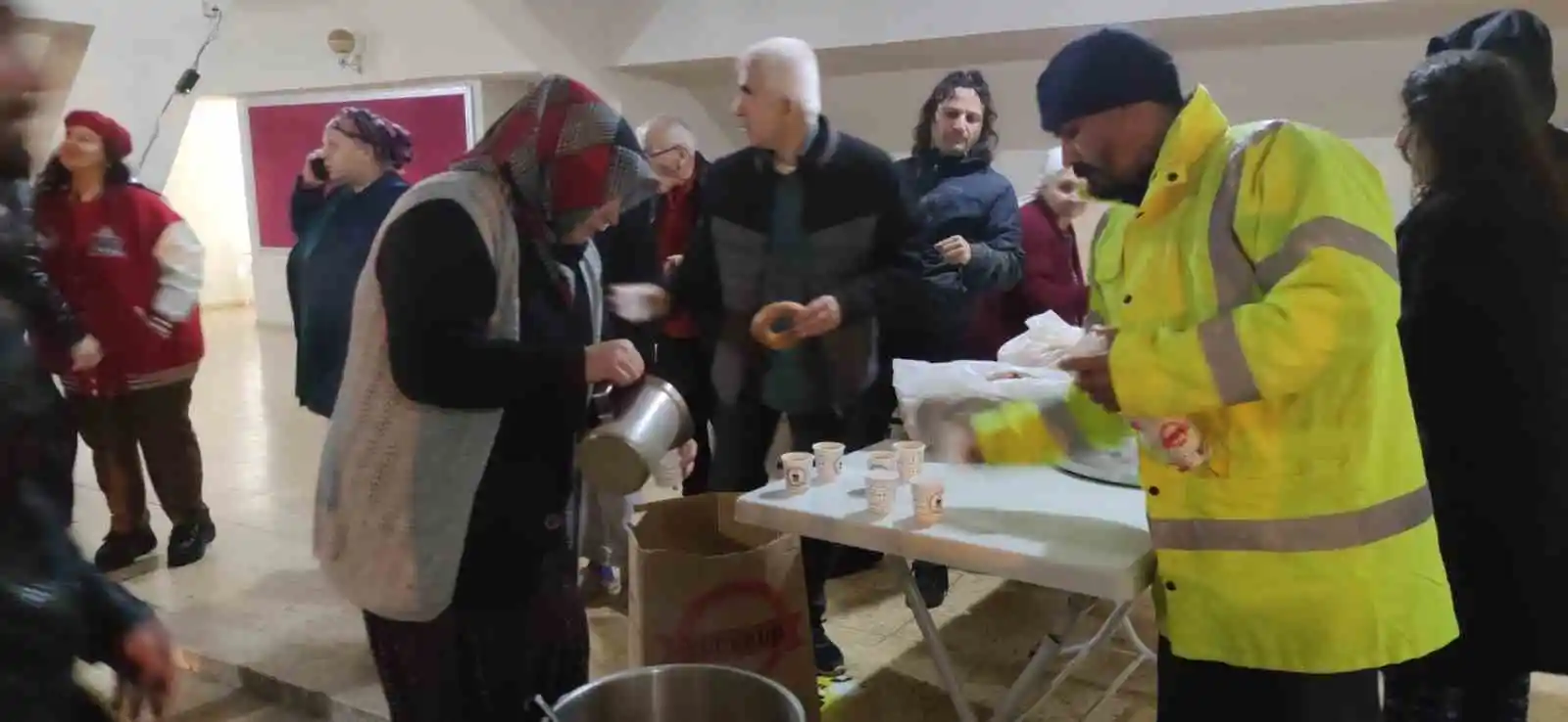 Kozan’da vatandaşlar pazar yeri ve kapalı spor salonunda toplandı
