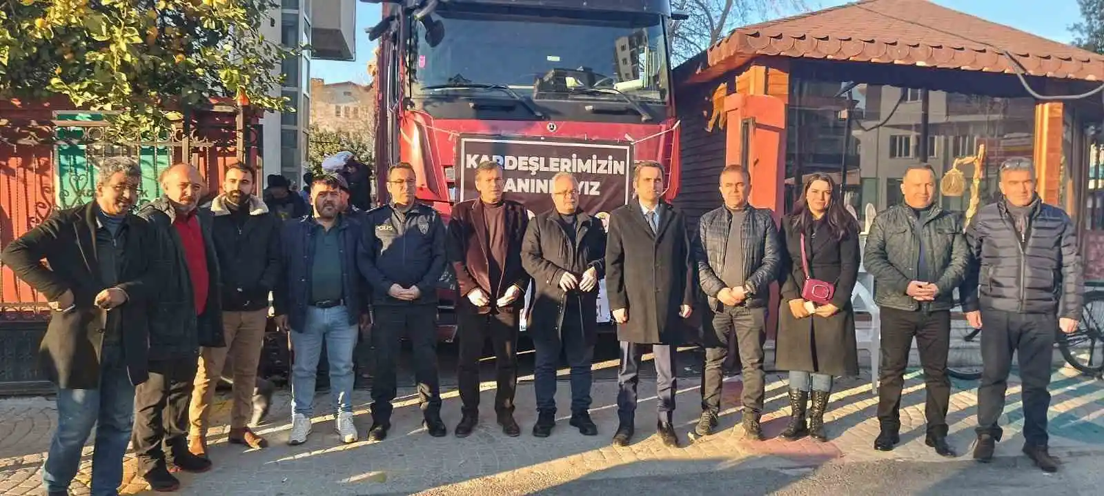 Kozan'dan 5 tır dolusu ihtiyaç malzemesi yola çıktı