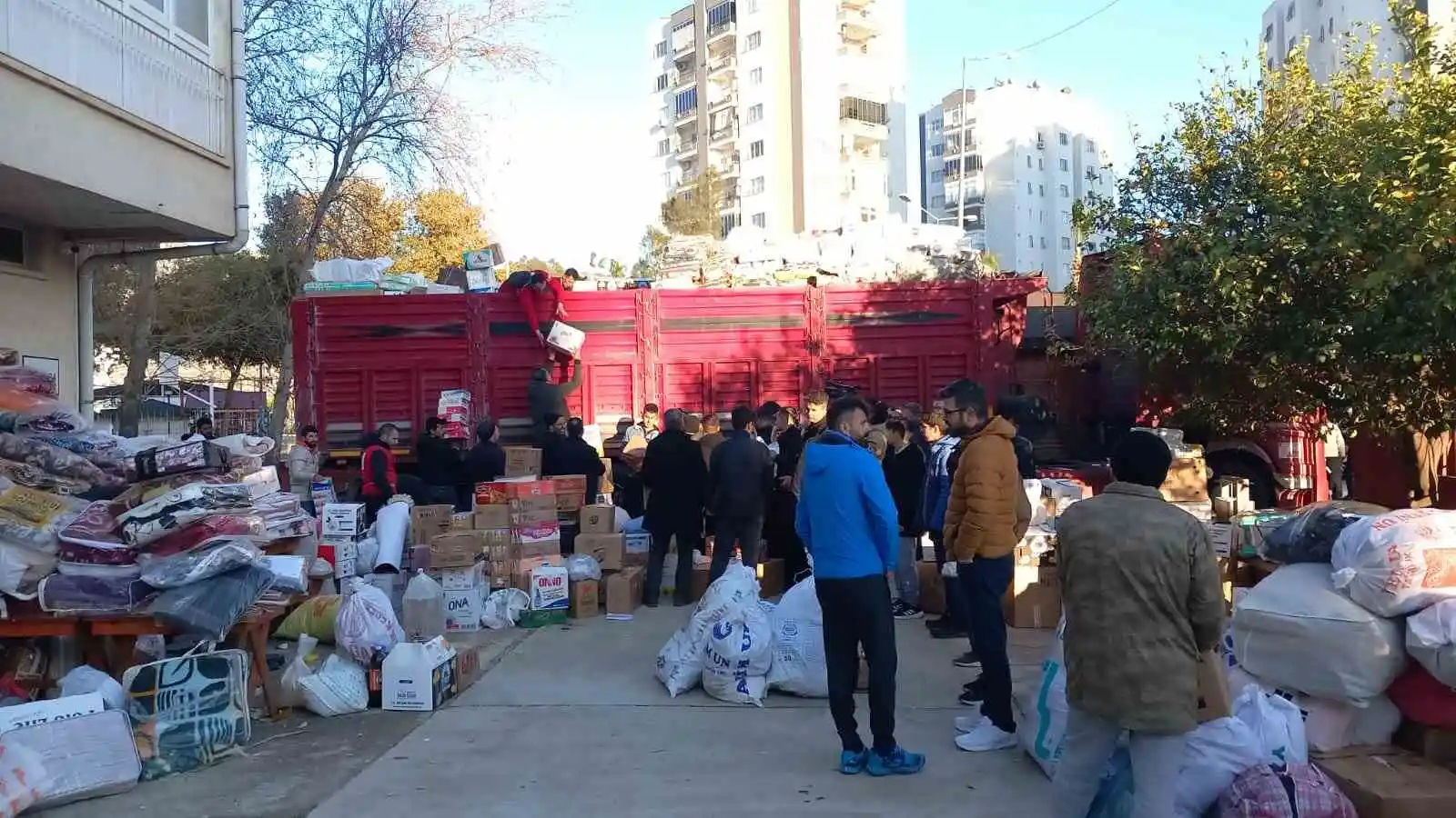 Kozan’dan 5 tır dolusu ihtiyaç malzemesi yola çıktı
