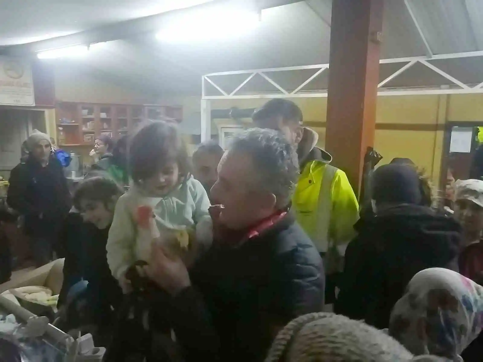Küçük Lina'nın duygulandıran hediyesi, depremzede Beste'ye ulaştı
