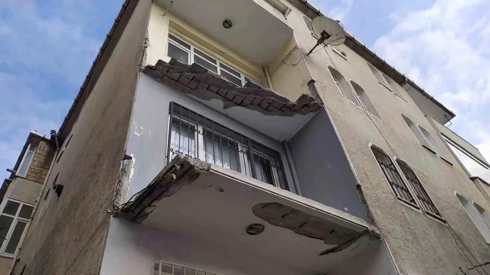 Küçükçekmece'de yıkılan balkon deprem paniği oluşturdu
