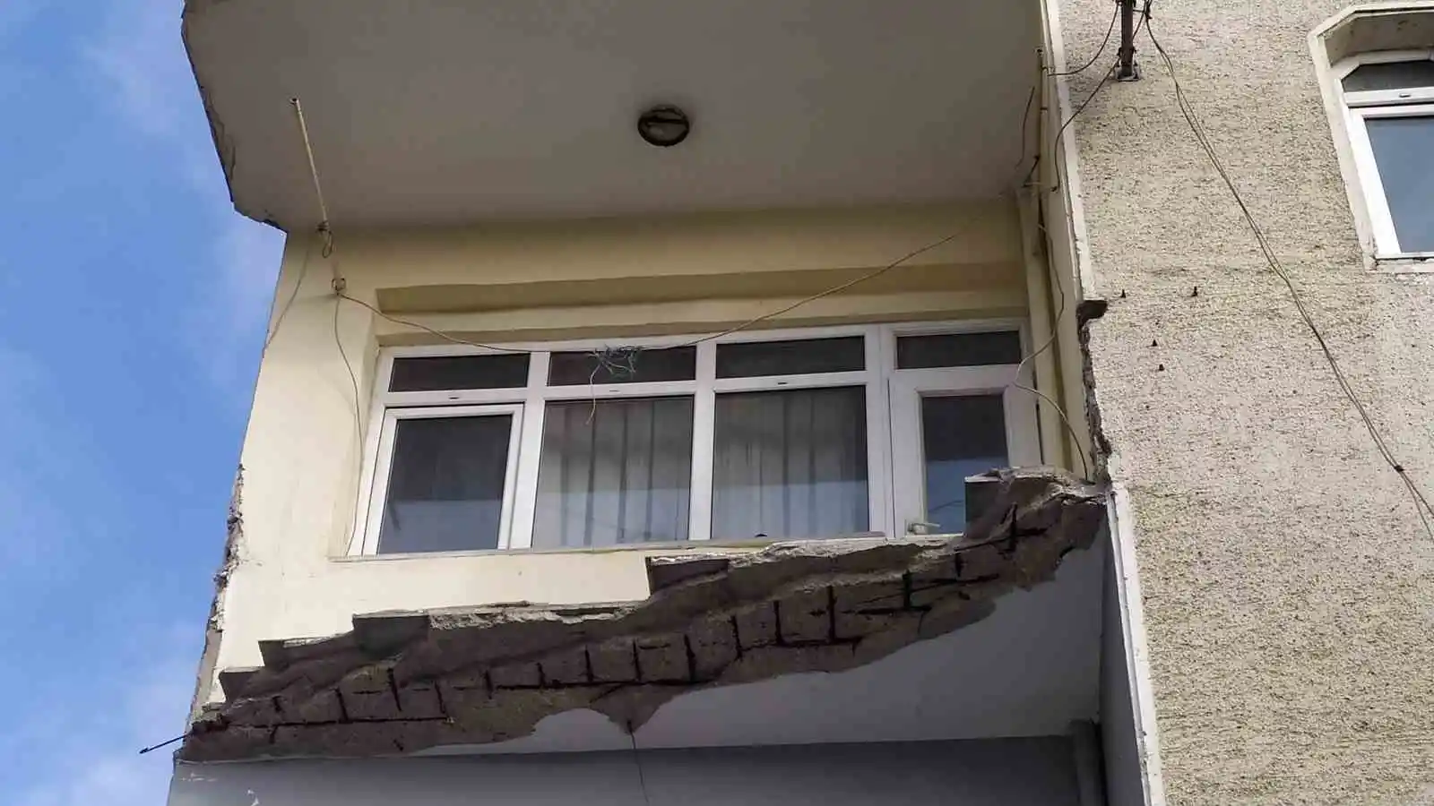 Küçükçekmece’de yıkılan balkon deprem paniği oluşturdu
