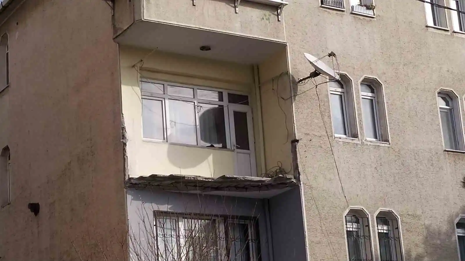 Küçükçekmece’de yıkılan balkon deprem paniği oluşturdu
