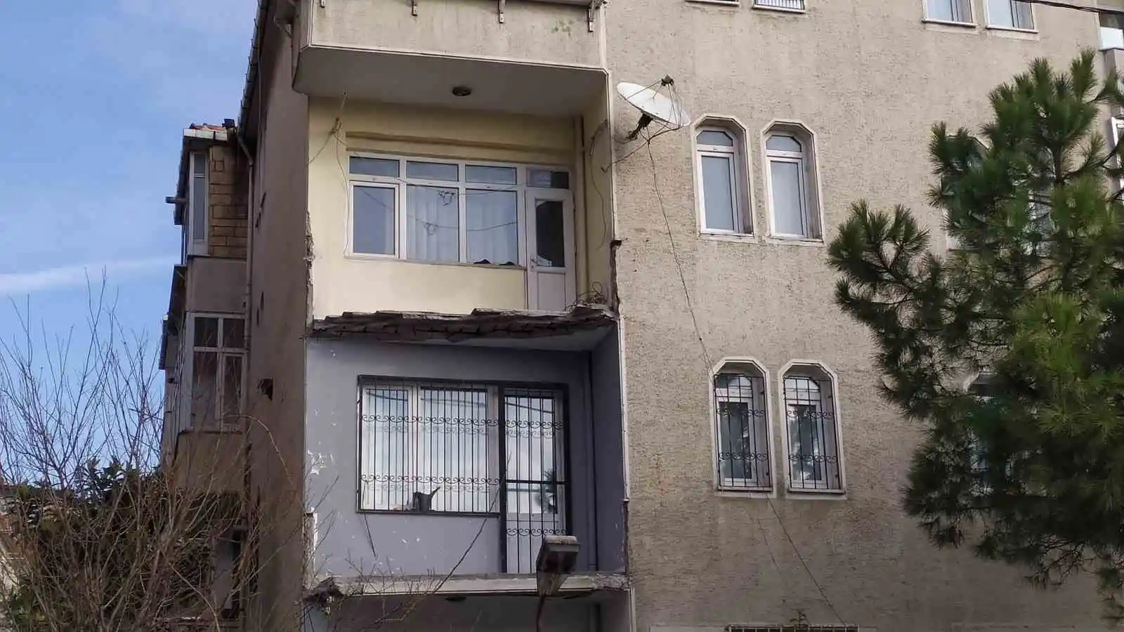 Küçükçekmece’de yıkılan balkon deprem paniği oluşturdu
