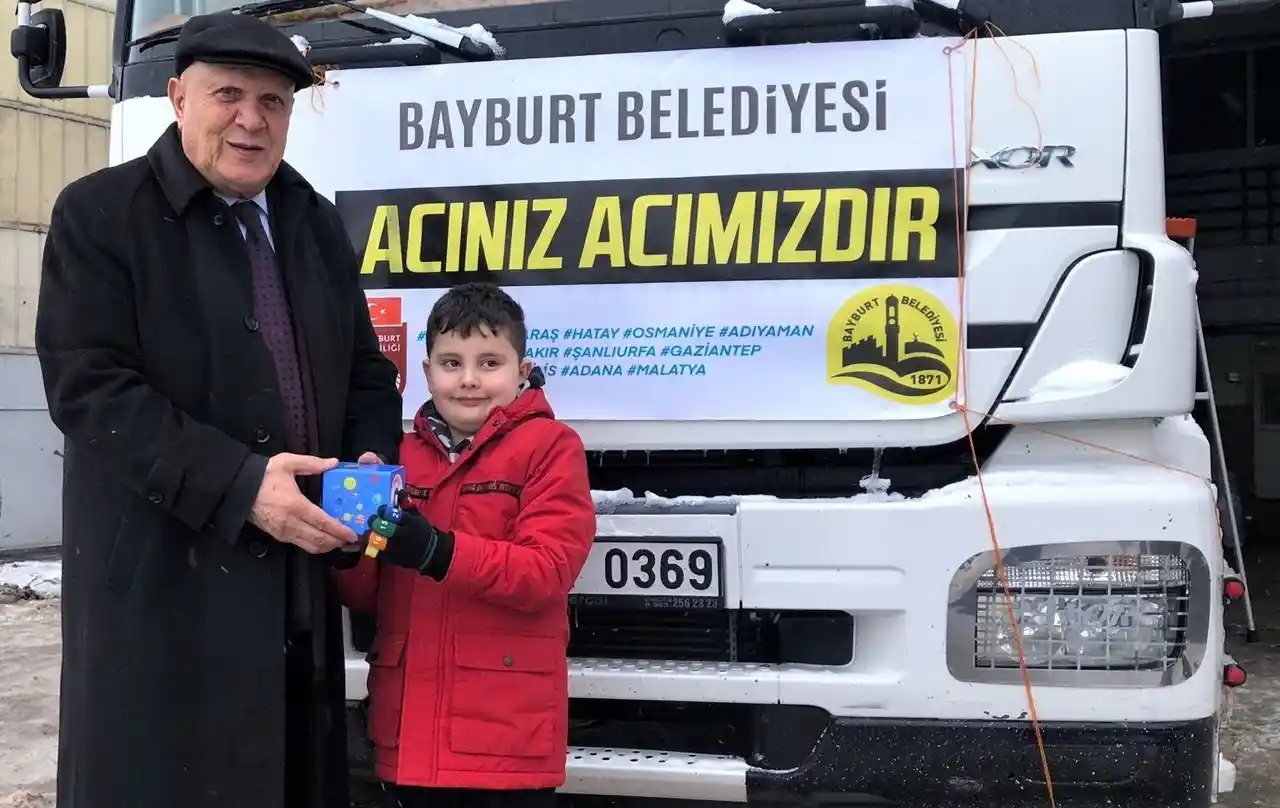 Kumbarasında biriktirdiği parayı deprem bölgesine gönderen Bayburtlu minik Ömer: "Çocuklar üşüyor çok üzülüyorum"