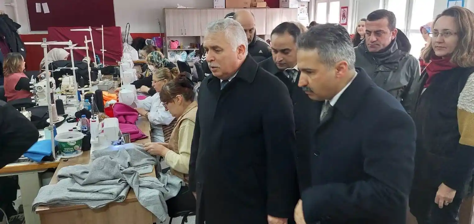 Kursiyerler depremzedeler için polar battaniye, atkı ve bere hazırlamaya başladı