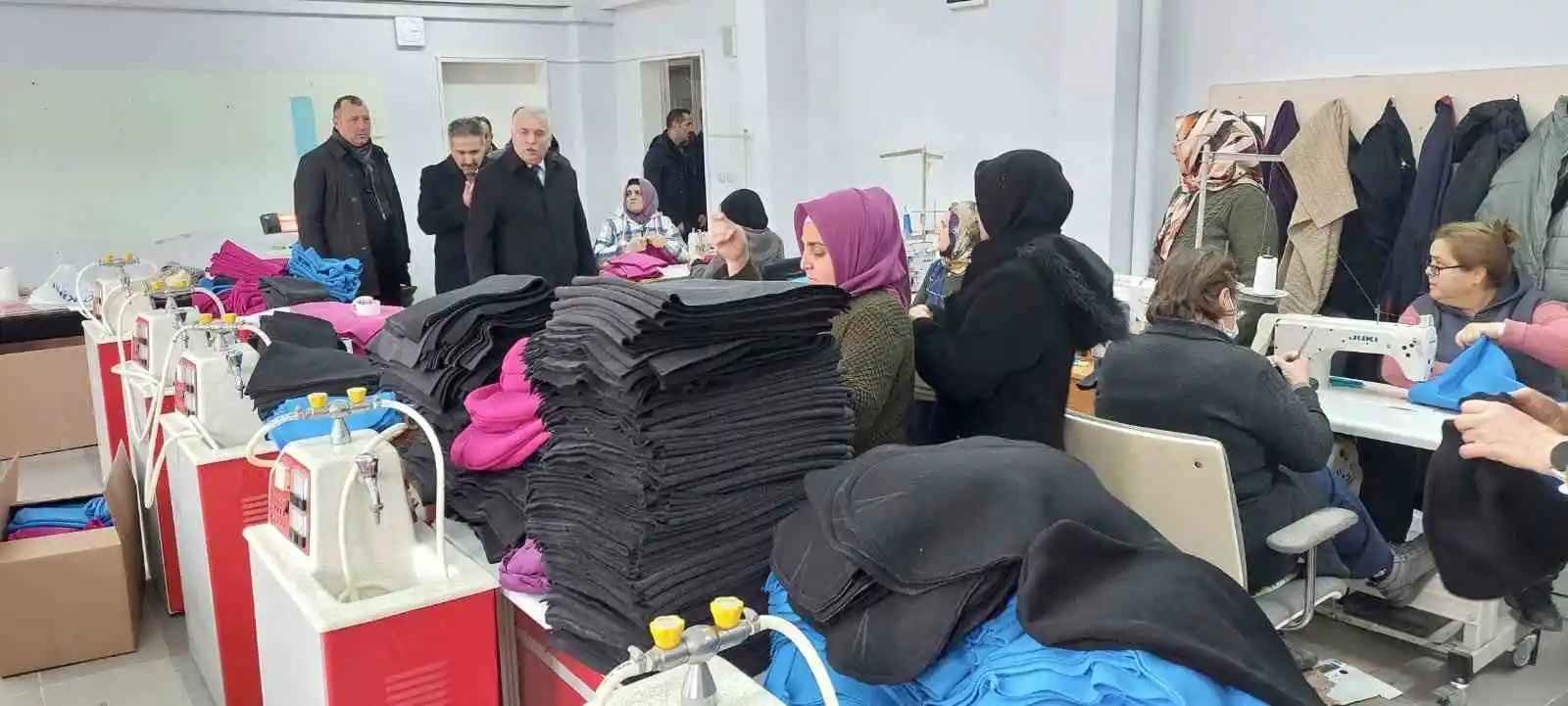 Kursiyerler depremzedeler için polar battaniye, atkı ve bere hazırlamaya başladı
