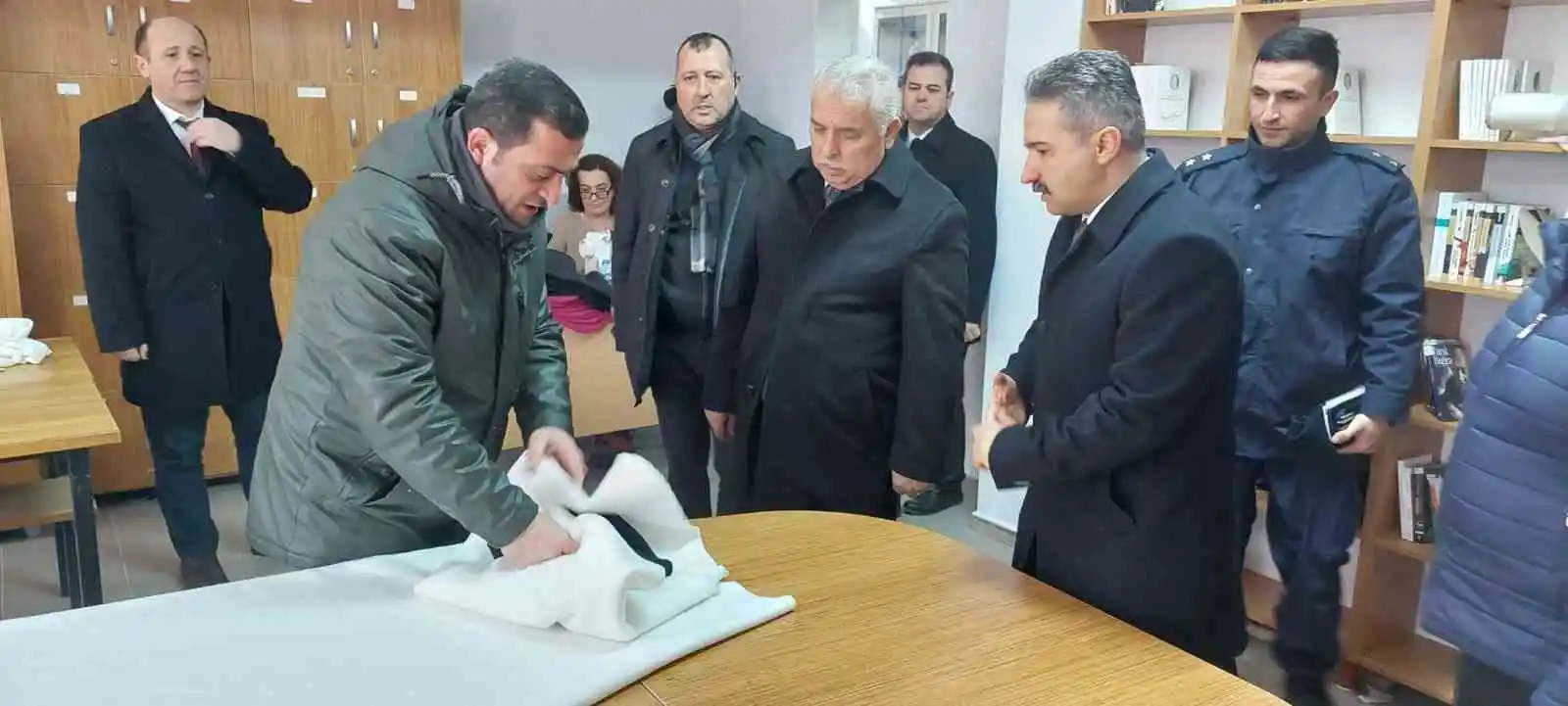 Kursiyerler depremzedeler için polar battaniye, atkı ve bere hazırlamaya başladı