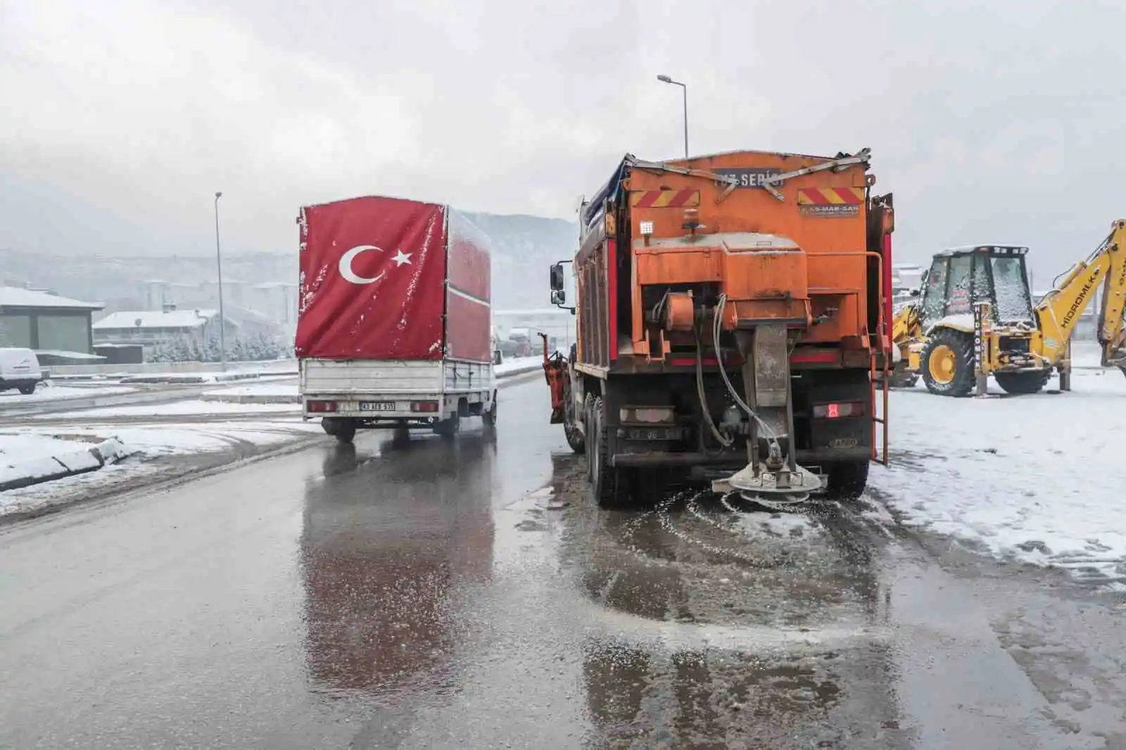 Kütahya’da kar küreme, temizleme ve tuzlama çalışmaları