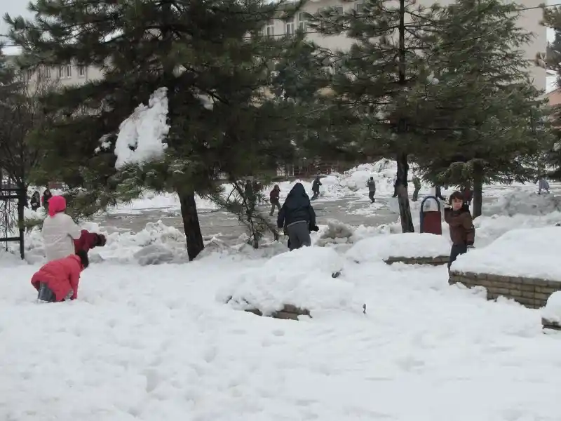 Kütahya'da okullara 1 gün kar tatili
