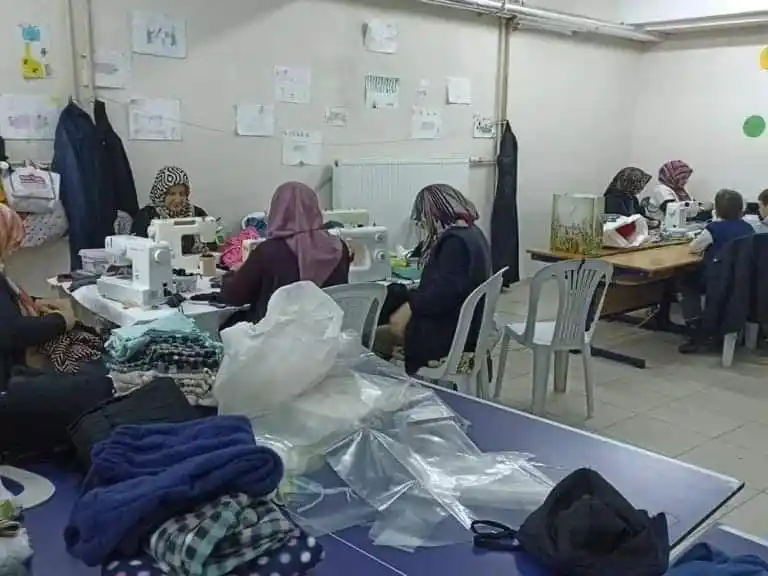 Kütahya HEM, deprem bölgesindeki vatandaşların ihtiyaçlarına yönelik üretimler yapıyor