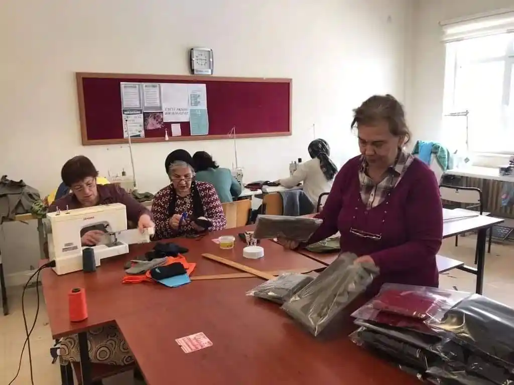 Kütahya HEM, deprem bölgesindeki vatandaşların ihtiyaçlarına yönelik üretimler yapıyor