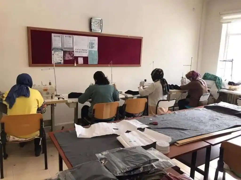 Kütahya HEM, deprem bölgesindeki vatandaşların ihtiyaçlarına yönelik üretimler yapıyor