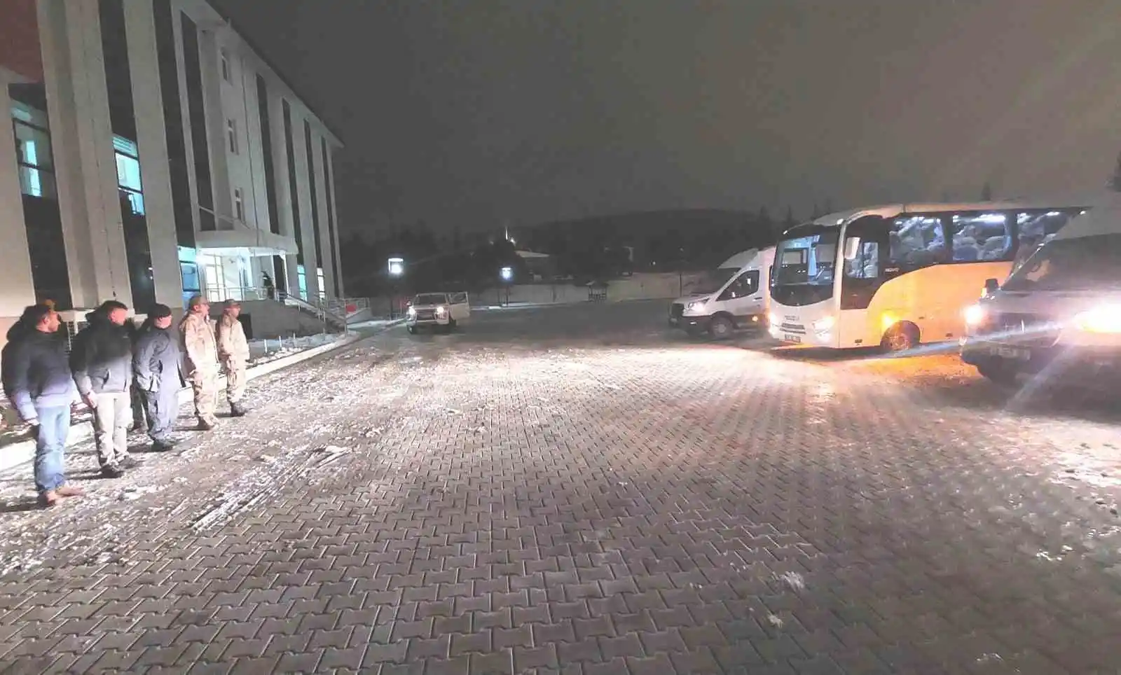 Kütahya İl Jandarma Komutanlığı 84 personel ile deprem bölgesinde