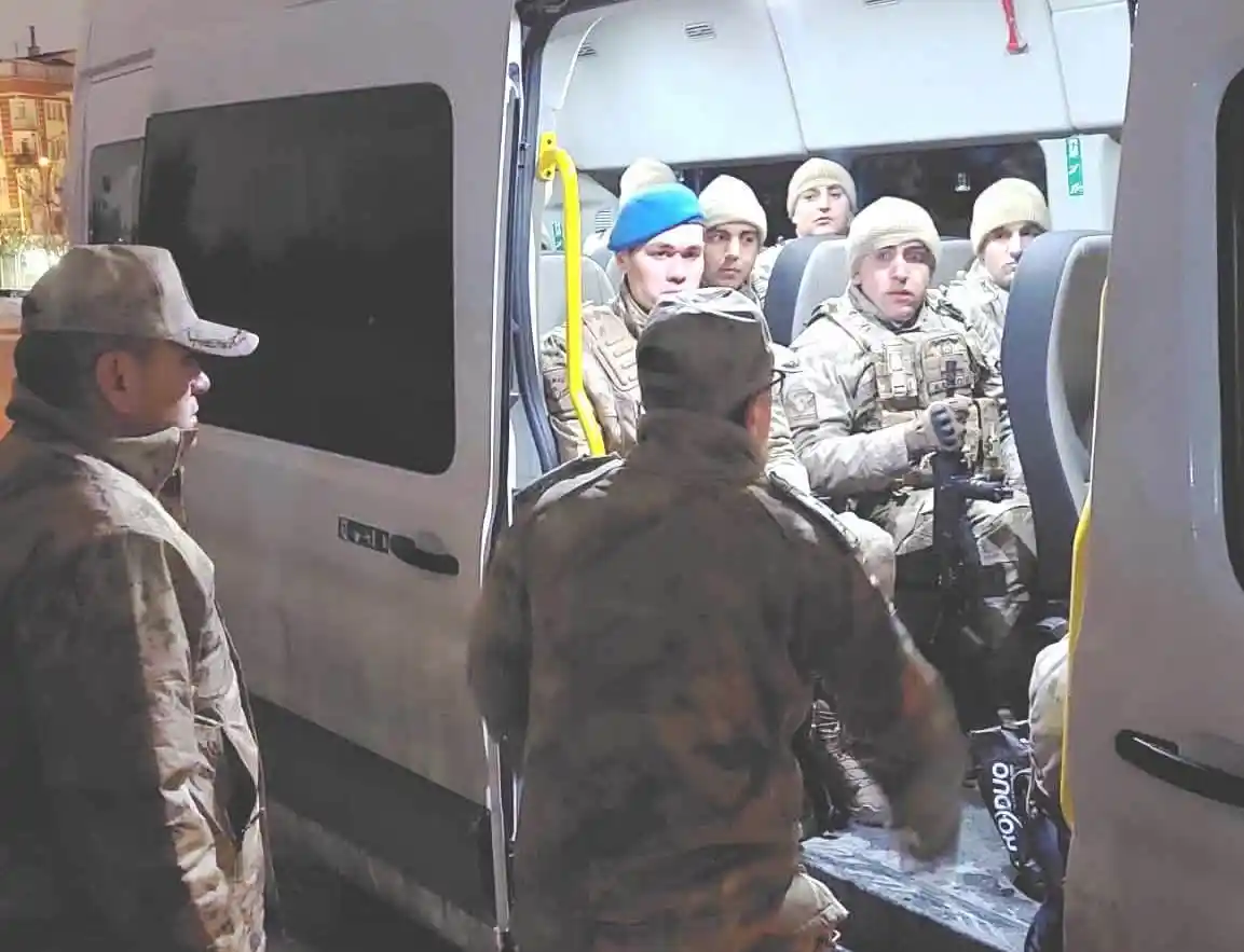 Kütahya İl Jandarma Komutanlığı 84 personel ile deprem bölgesinde