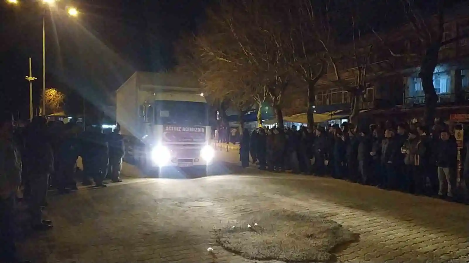 Kütahya’nın Pazarlar ilçesinden deprem bölgesine 2 tır yardım malzemesi