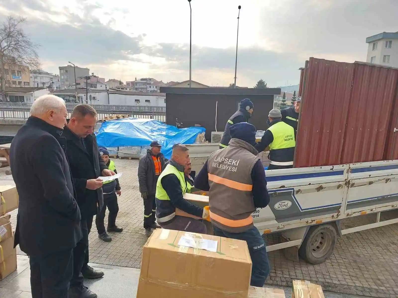 Lapseki Belediyesi deprem bölgesine deprem çadırı, mobil tuvalet ve banyo gönderdi
