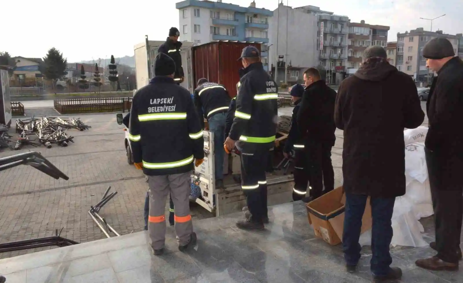 Lapseki Belediyesi deprem bölgesine deprem çadırı, mobil tuvalet ve banyo gönderdi
