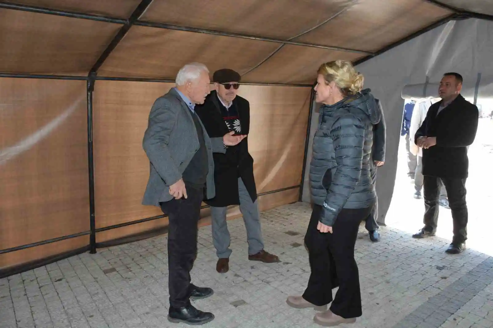 Lapseki Belediyesi deprem bölgesine deprem çadırı, mobil tuvalet ve banyo gönderdi
