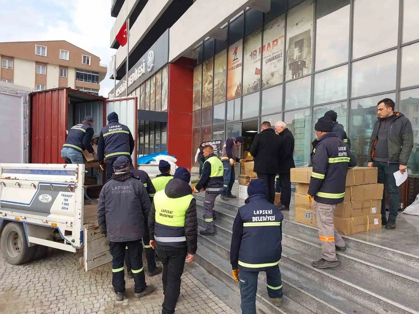 Lapseki Belediyesi deprem bölgesine deprem çadırı, mobil tuvalet ve banyo gönderdi
