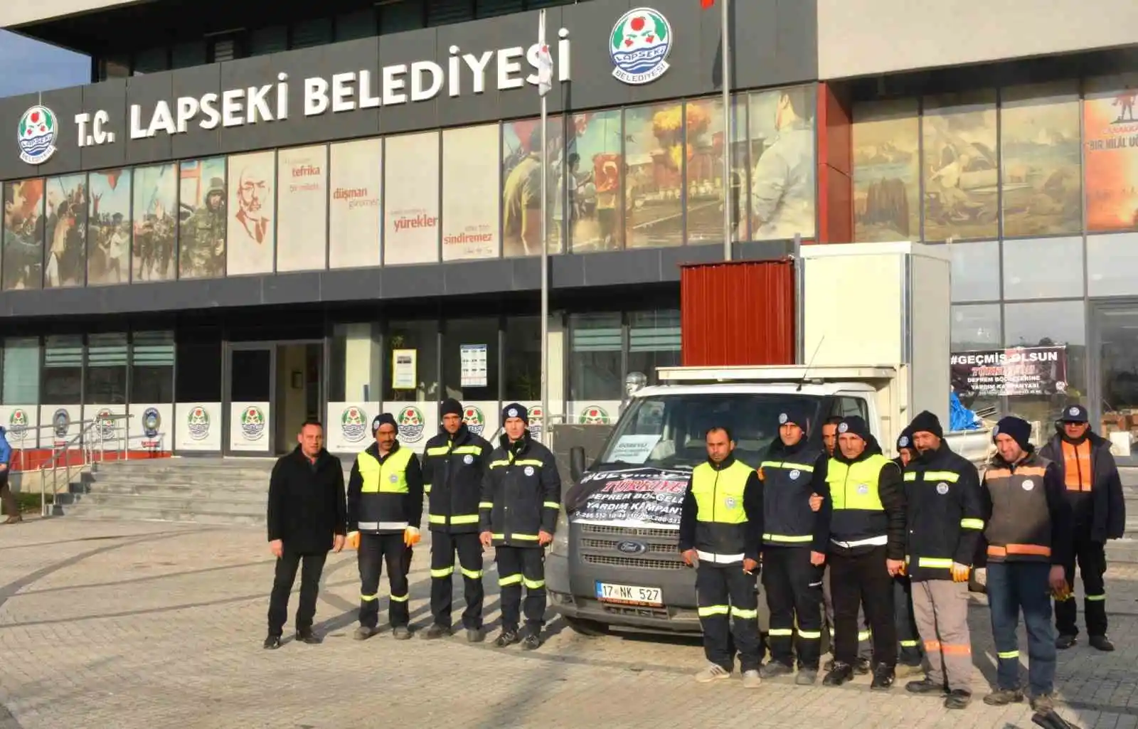 Lapseki Belediyesi deprem bölgesine deprem çadırı, mobil tuvalet ve banyo gönderdi
