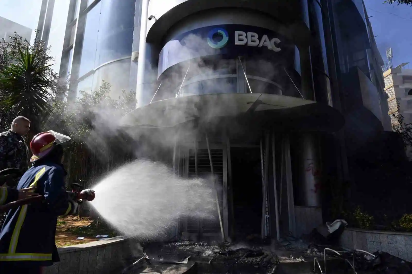 Lübnan’da halk banka şubelerini ateşe verdi
