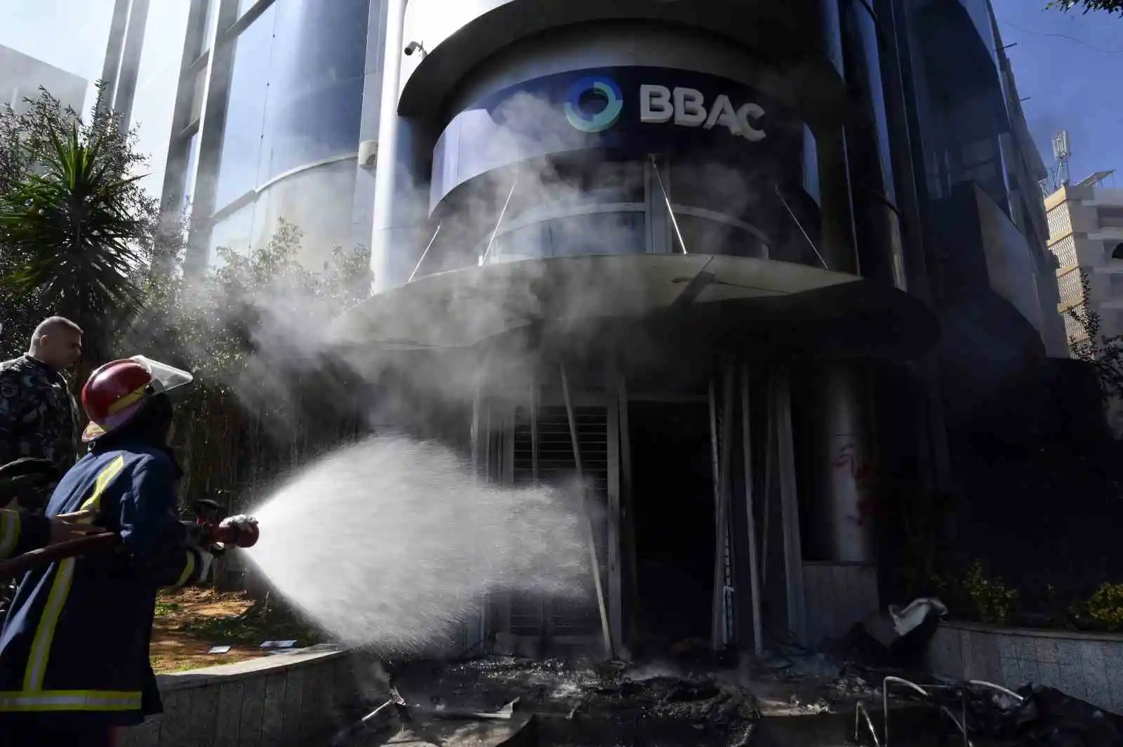 Lübnan’da halk banka şubelerini ateşe verdi