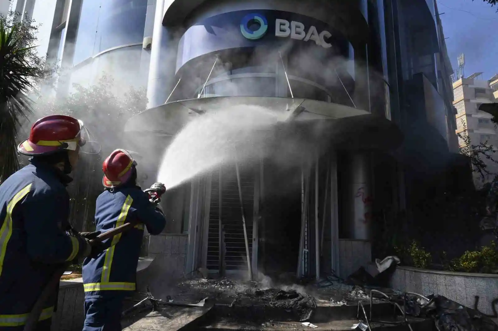 Lübnan’da halk banka şubelerini ateşe verdi

