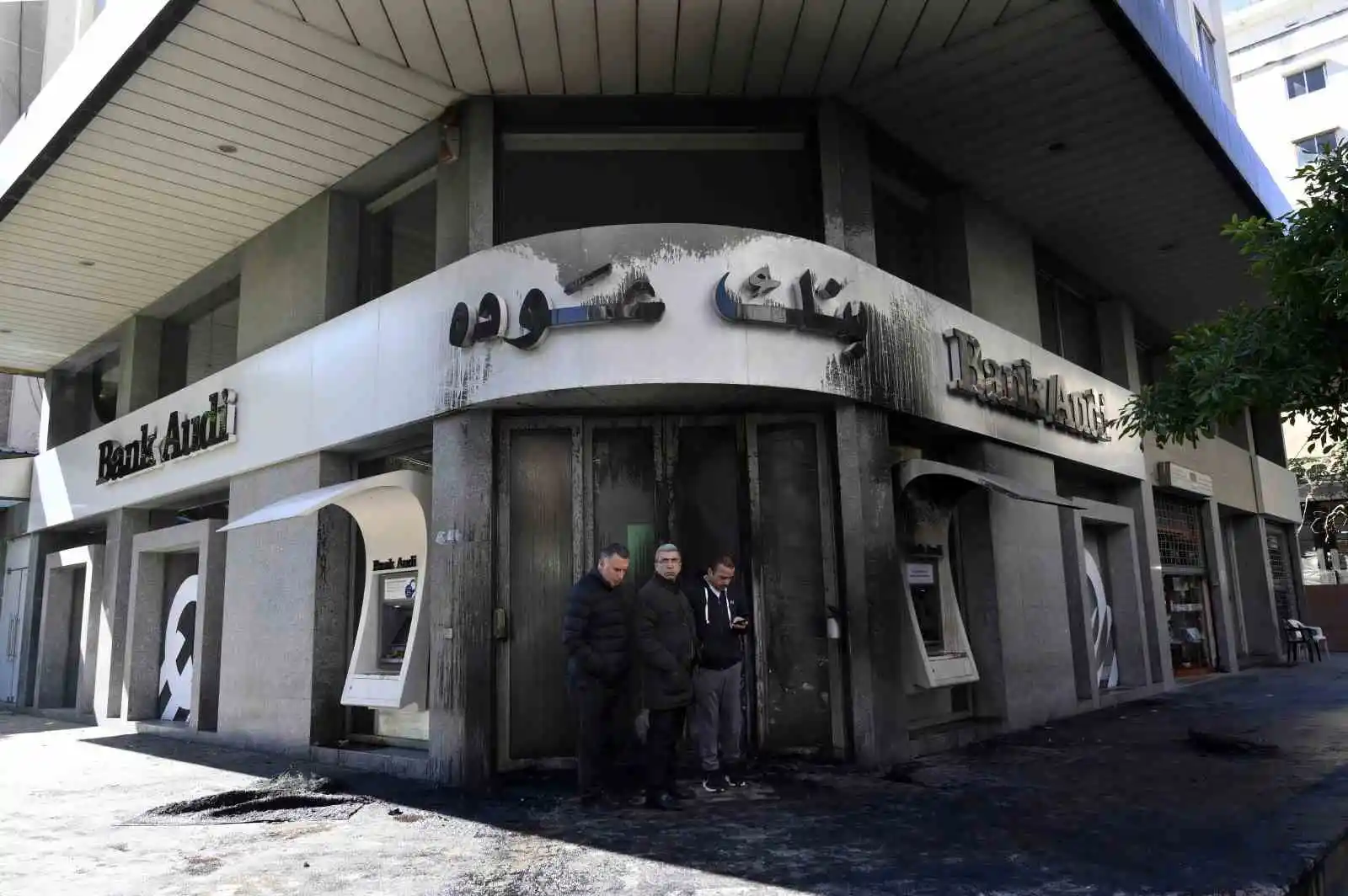 Lübnan’da halk banka şubelerini ateşe verdi