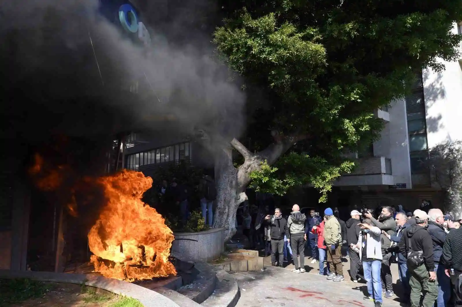 Lübnan’da halk banka şubelerini ateşe verdi