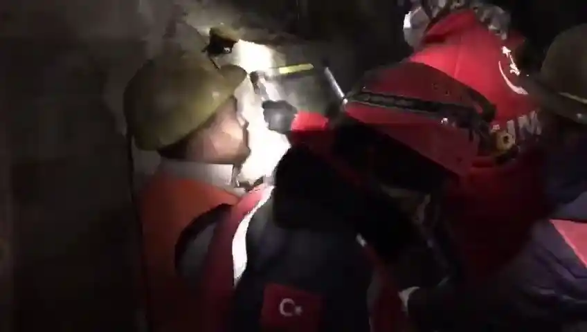 Madenciler ’domuz damı’ yöntemiyle bir kişiyi daha kurtardı
