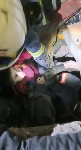 Malatya'da 45 saat sonra 6 yaşındaki Abdullah enkaz altından kurtarıldı