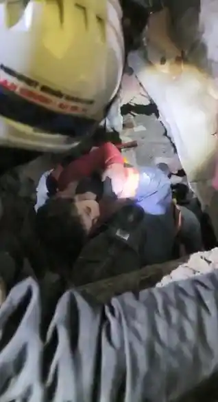 Malatya’da 45 saat sonra 6 yaşındaki Abdullah enkaz altından kurtarıldı