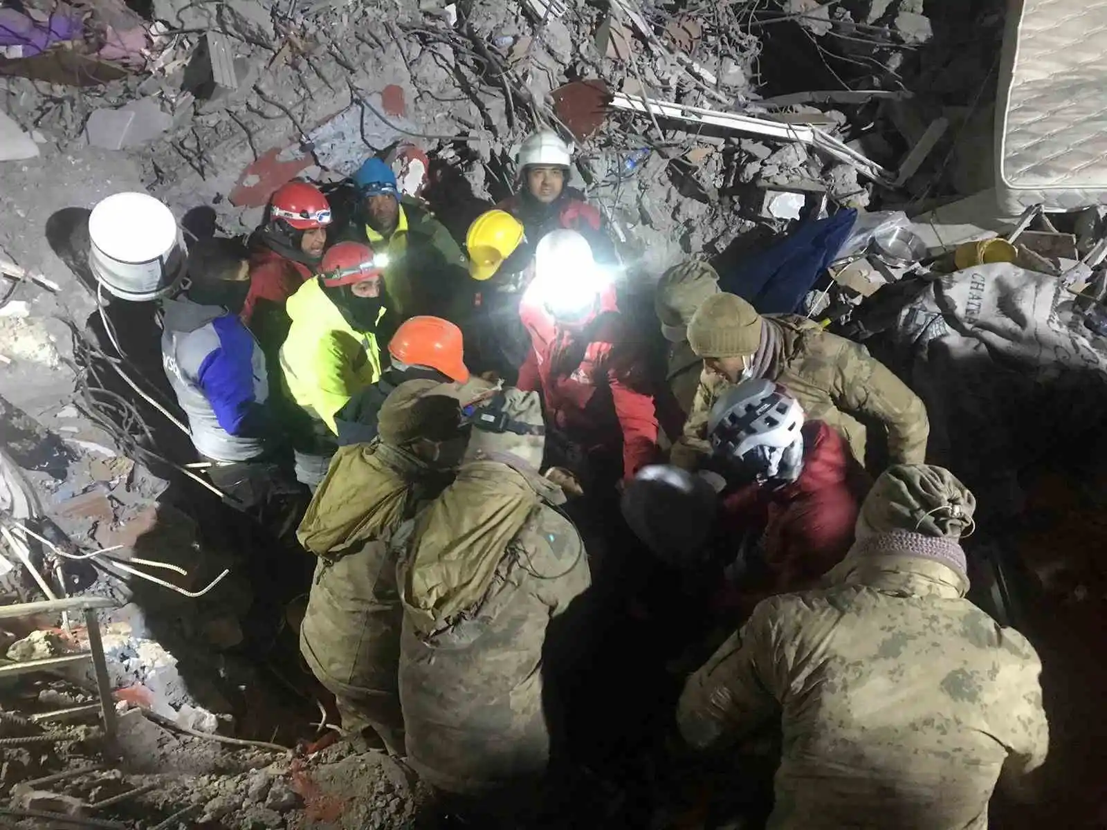 Malatya'da 45 saat sonra enkazdan 1 kişi daha sağ olarak kurtuldu
