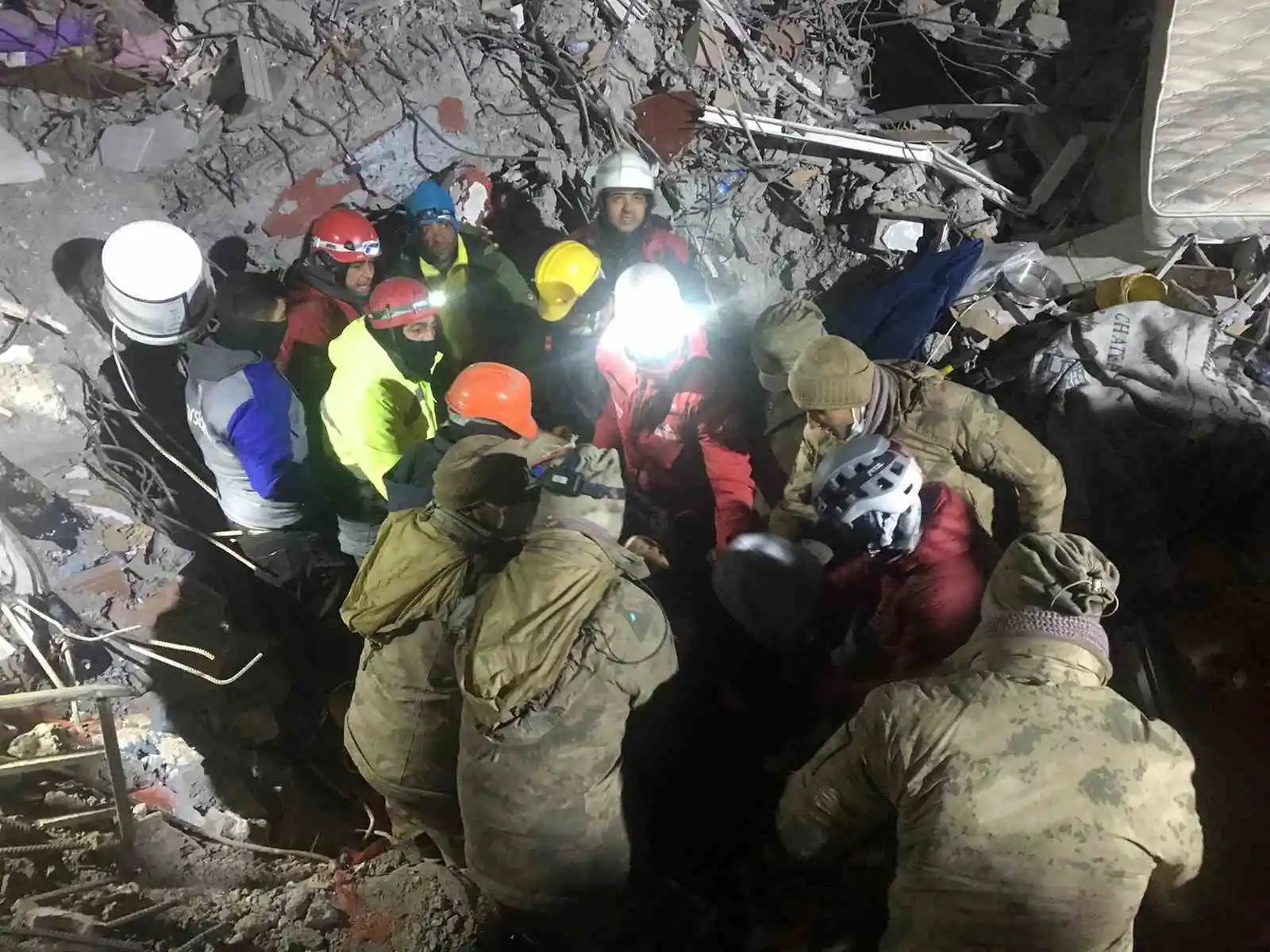 Malatya'da 45 saat sonra enkazdan 1 kişi daha sağ olarak kurtuldu