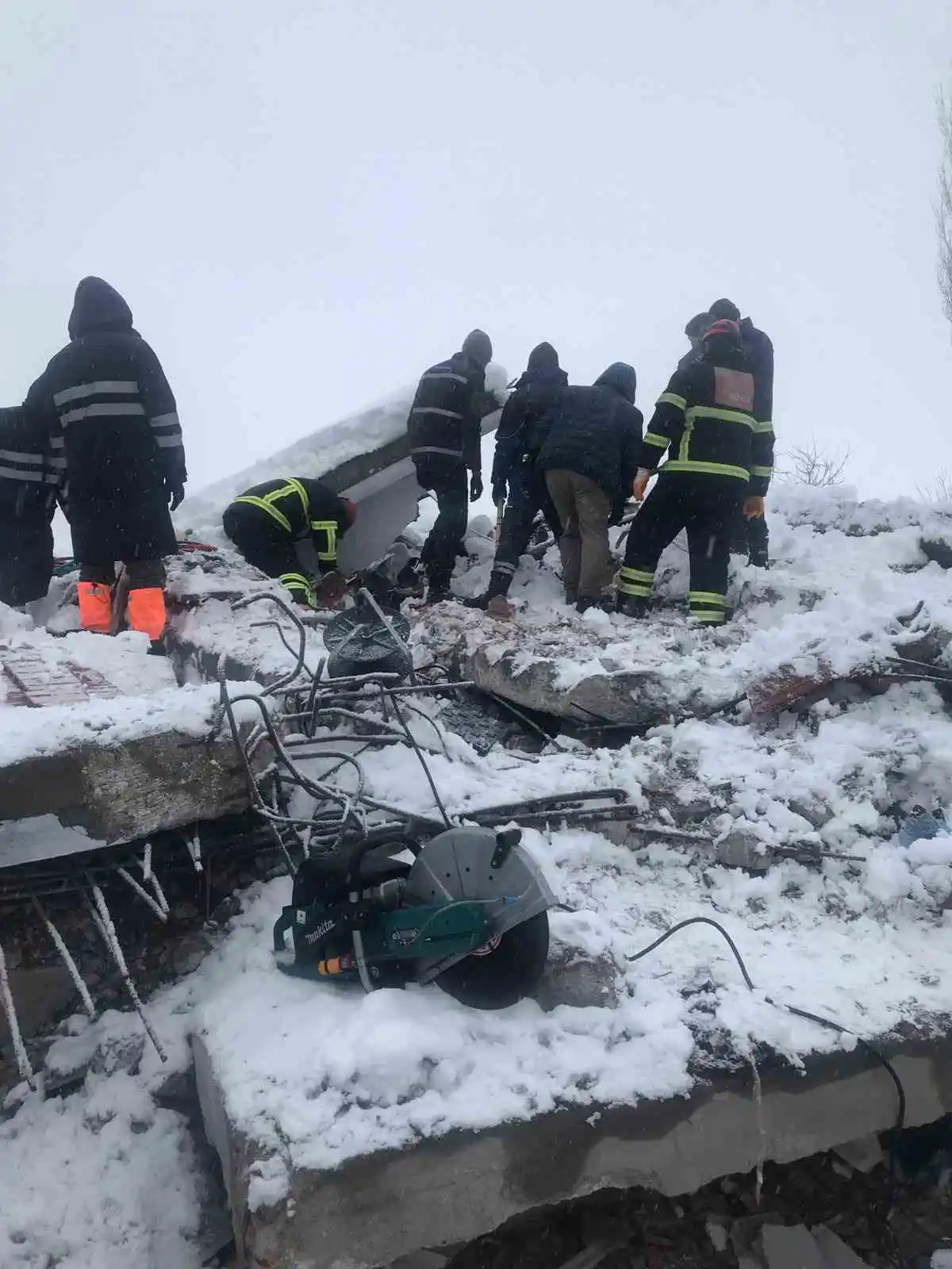 Malatya’da enkaz altında kalan çocuk böyle kurtarıldı
