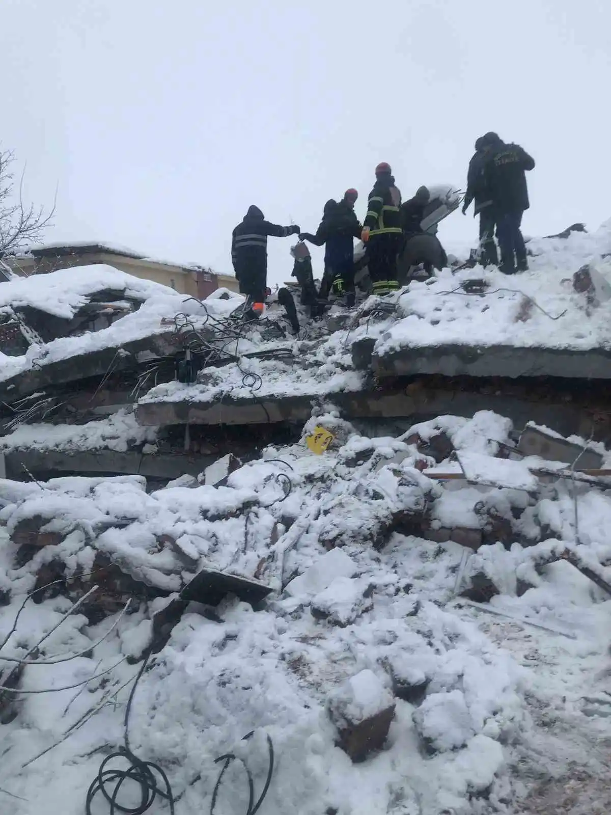 Malatya’da enkaz altında kalan çocuk böyle kurtarıldı
