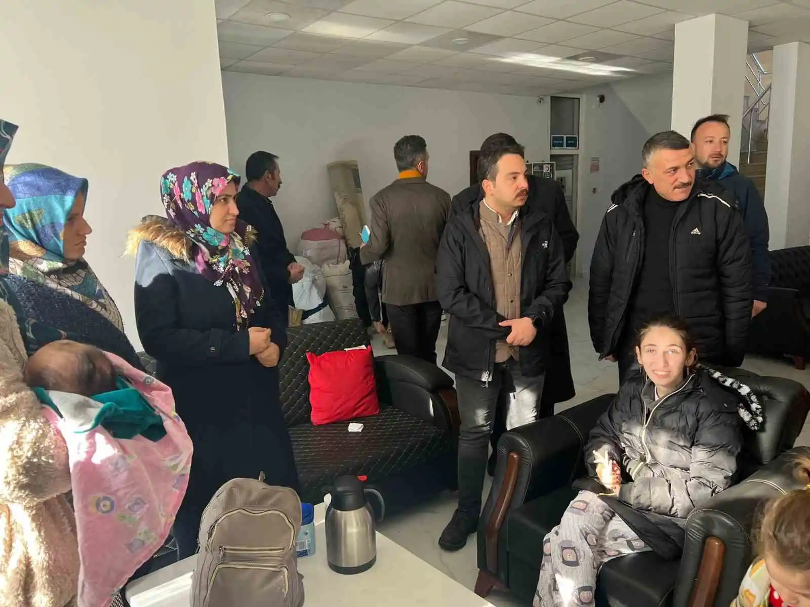 Malatya’dan Muradiye’ye gelen depremzedeler lojmana yerleştirildi
