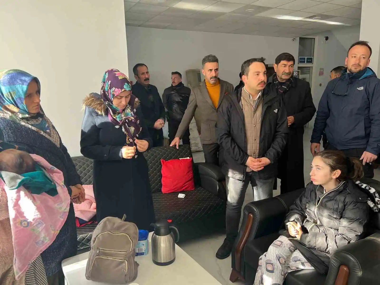 Malatya’dan Muradiye’ye gelen depremzedeler lojmana yerleştirildi

