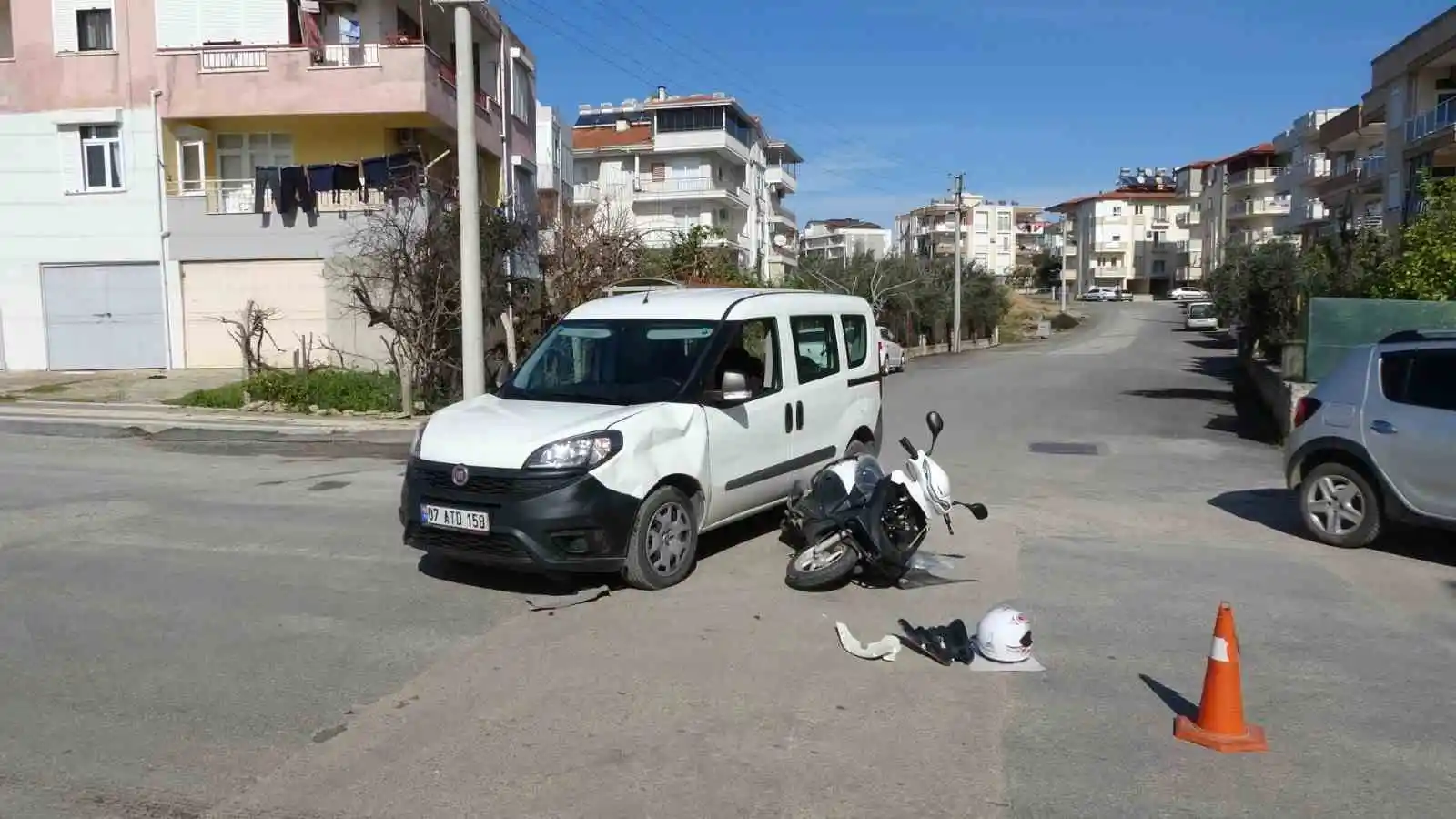 Manavgat’ta hafif ticari araç ile motosiklet çarpıştı: 1 yaralı