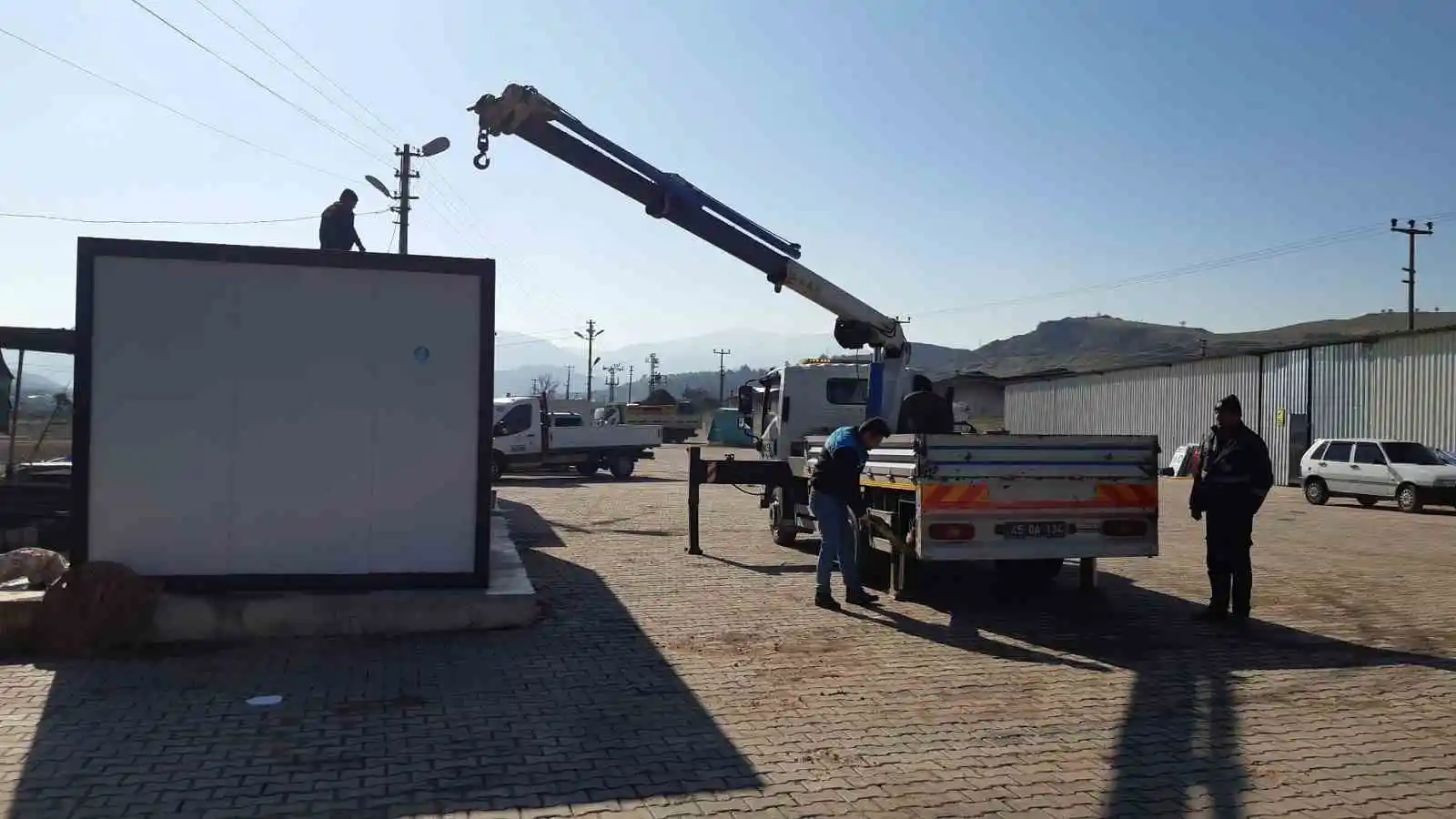 Manisa Büyükşehir Belediyesi ekipleri deprem bölgesi çalışmaları sürüyor
