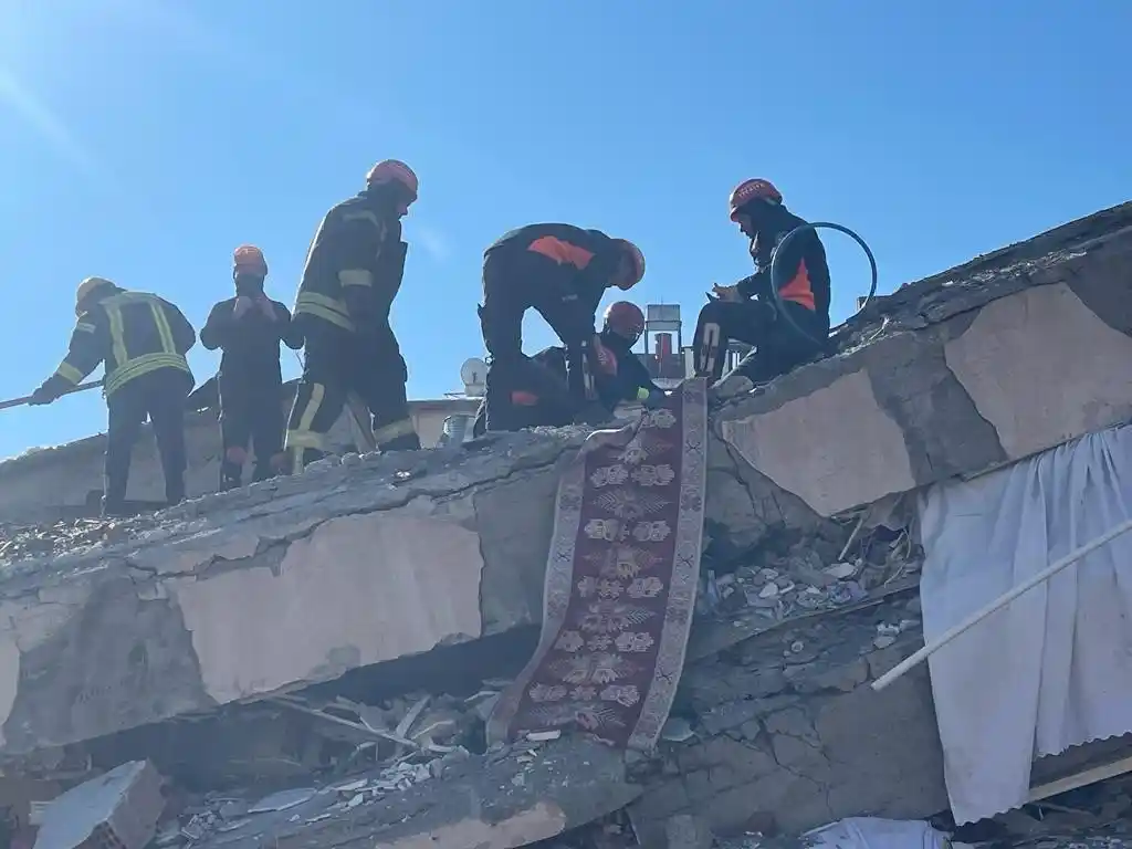 Manisa Büyükşehir Belediyesi ekipleri deprem bölgesi çalışmaları sürüyor
