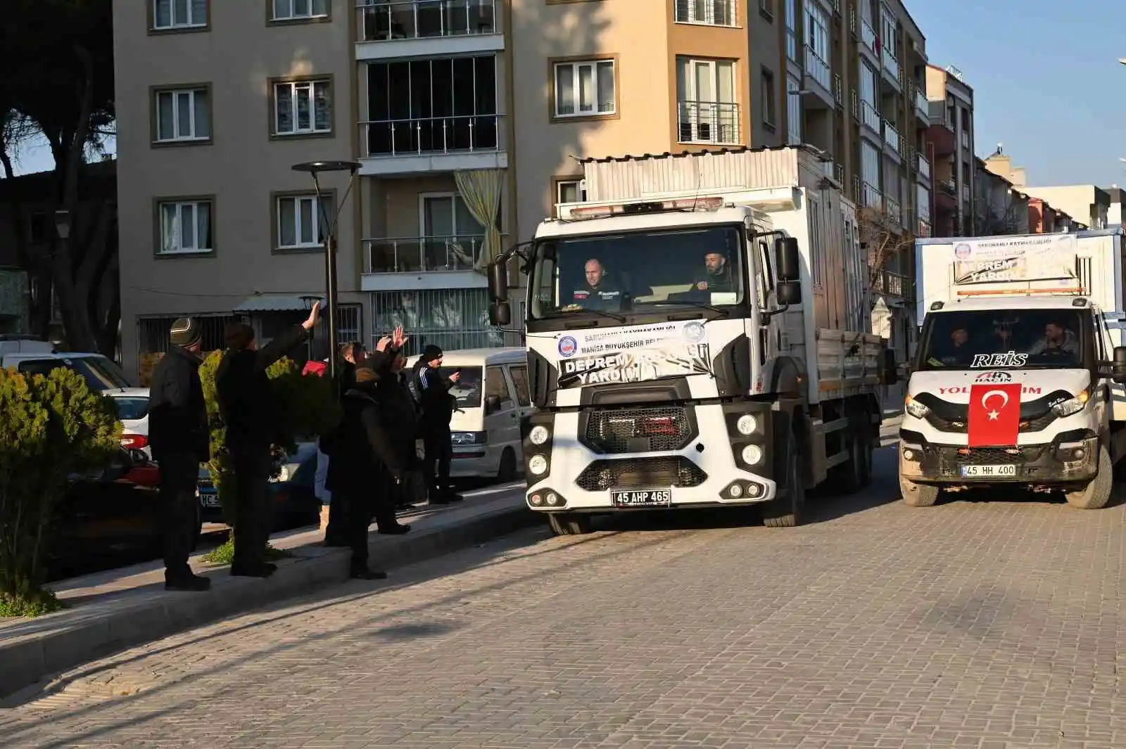 Manisa Büyükşehir Belediyesi ekipleri deprem bölgesi çalışmaları sürüyor
