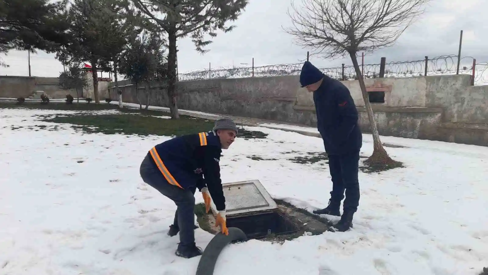 Manisa Büyükşehir Belediyesi ekipleri deprem bölgesi çalışmaları sürüyor
