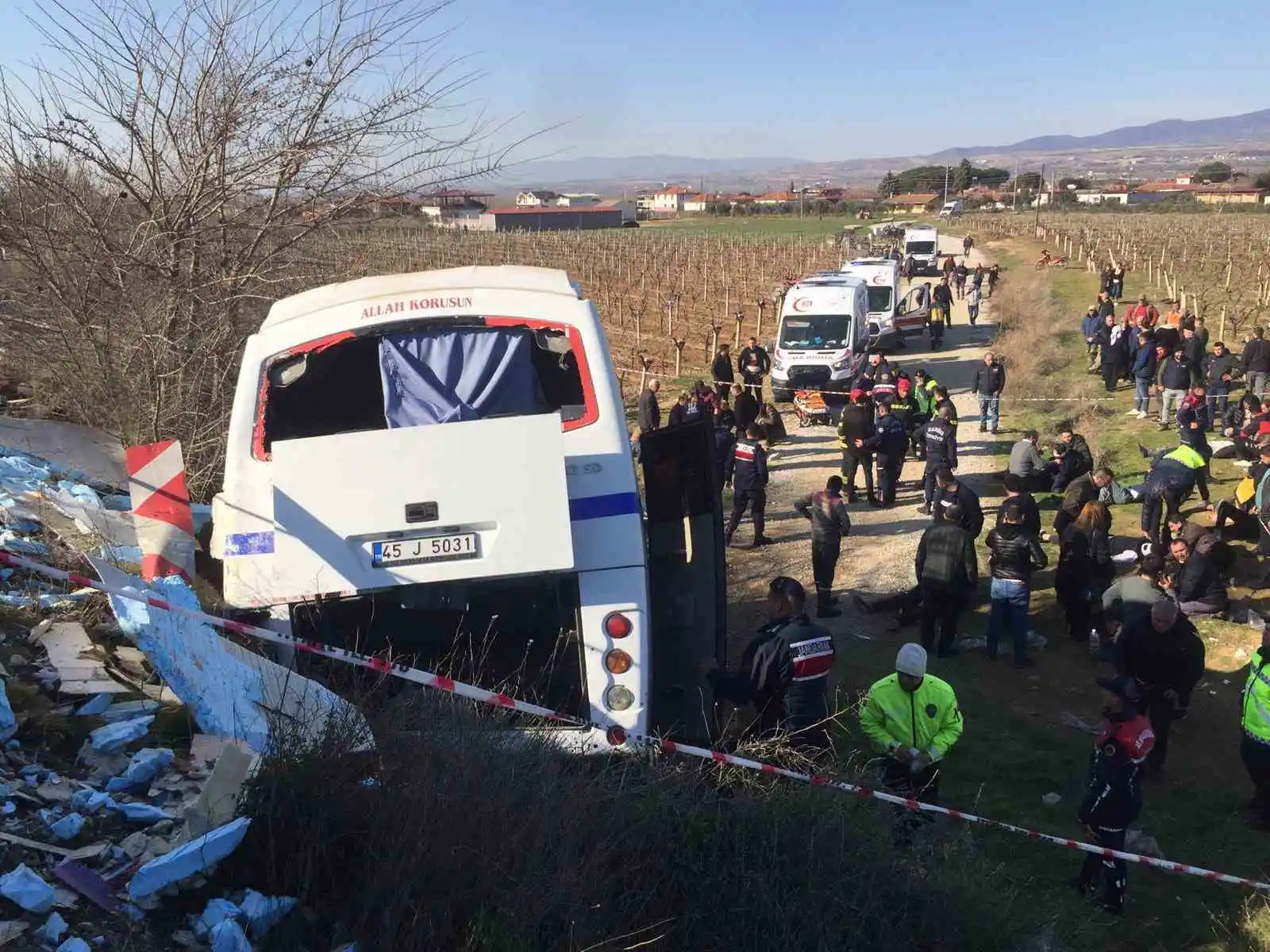 Manisa’da işçi servisine tır çarptı: 17 yaralı
