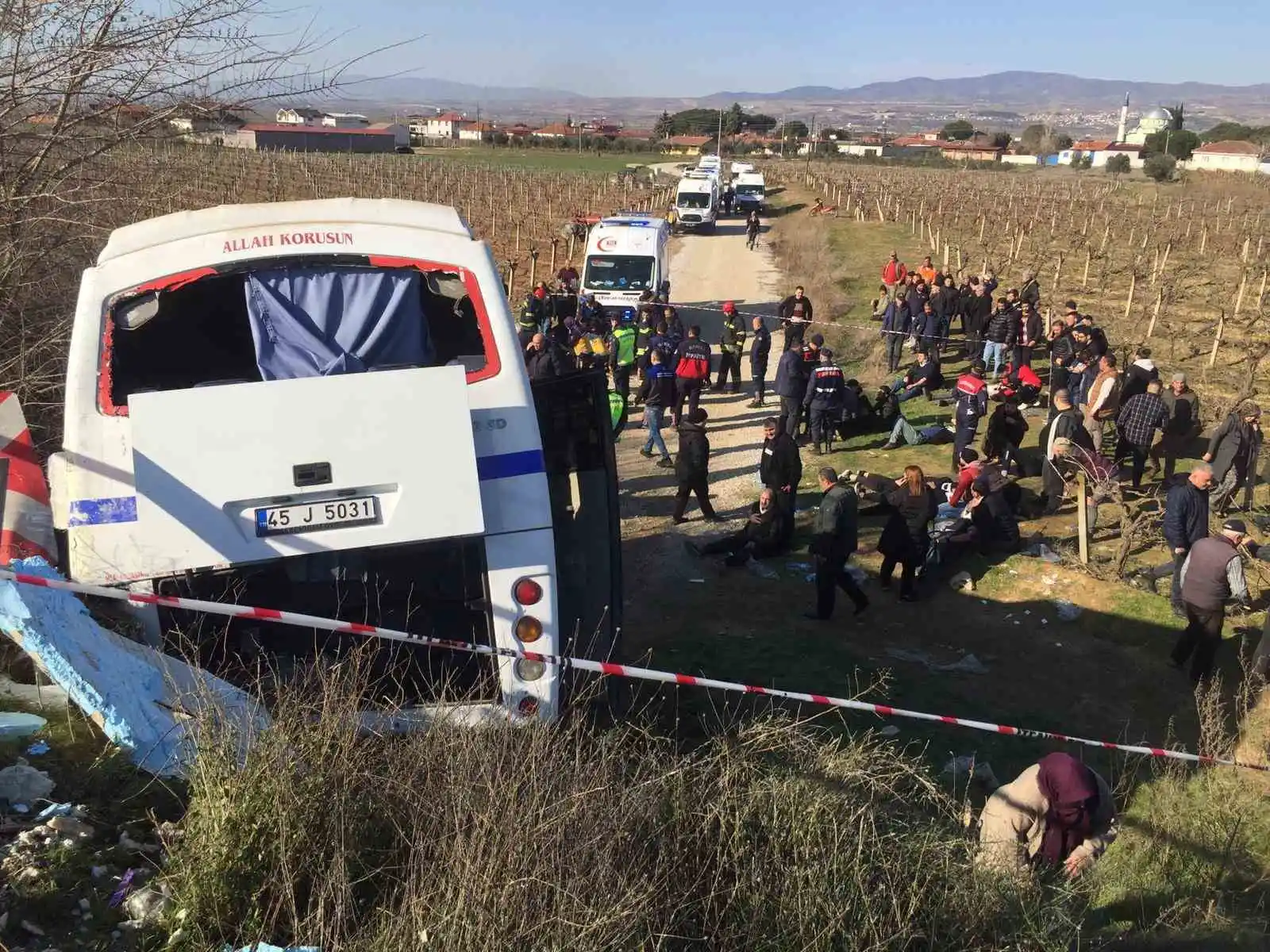 Manisa’da işçi servisine tır çarptı: 17 yaralı
