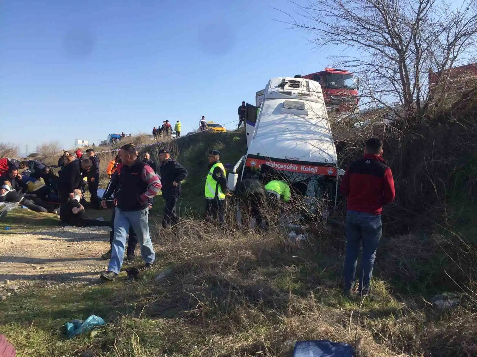 Manisa’da işçi servisine tır çarptı: 17 yaralı
