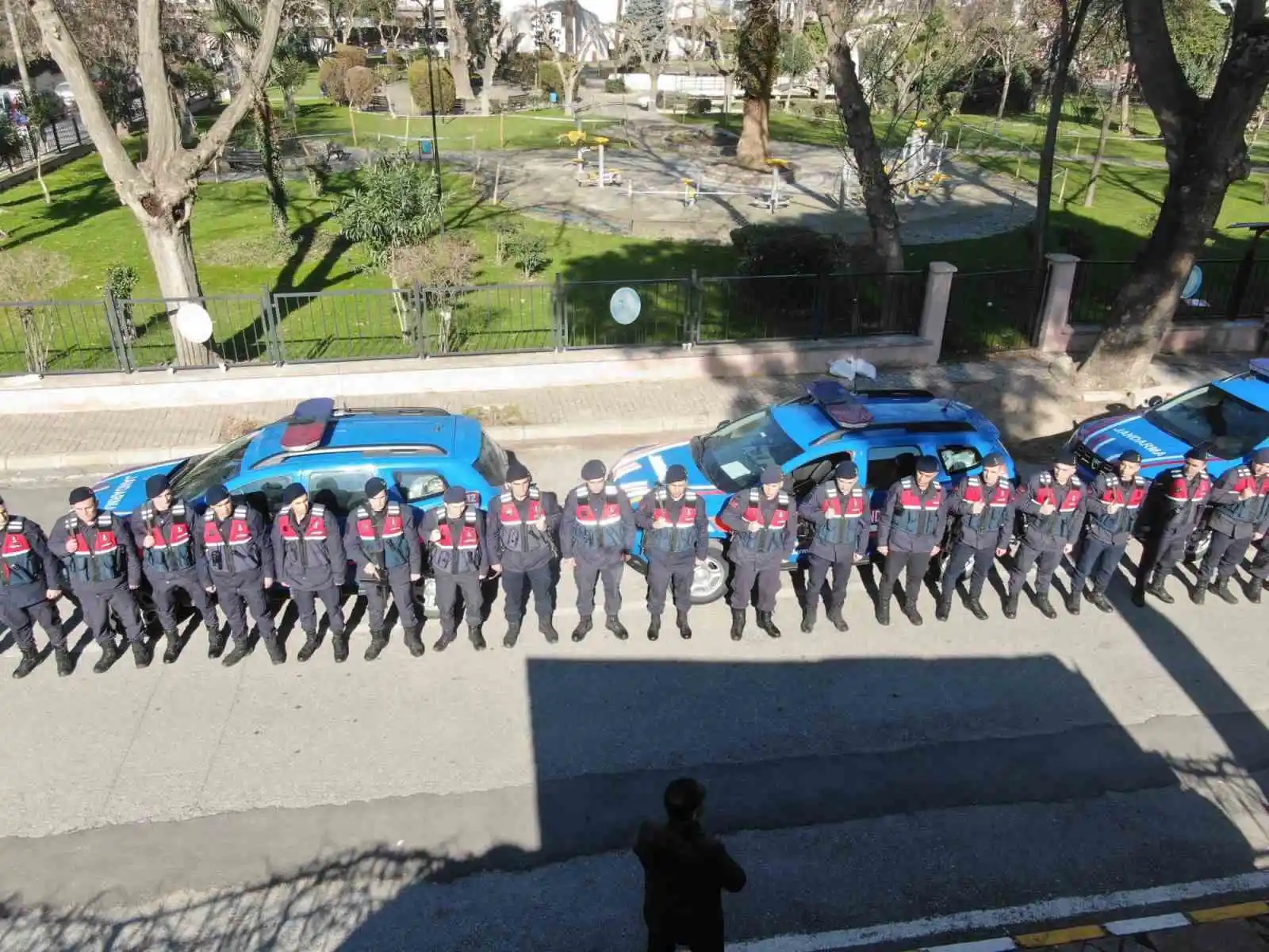 Manisa'dan deprem bölgesine jandarma takviyesi